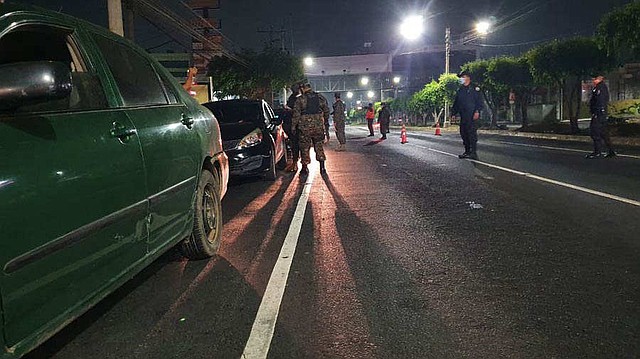 Varios detenidos en retenes han sido presentados a los medios de comunicación, cuando la Sala de lo Constitución advirtió que era una ilegalidad. Foto EDH Cortesía Policía