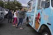 Los residentes del complejo de apartamentos Villas en Langley compran helado el 3 de abril de 2020.