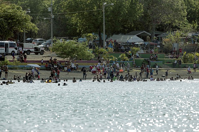 FESTEJOS. Balneario Laguna de Xiloa con alta afluencia de personas, el domingo 12 de abril, en las afueras de Managua, Nicaragua. | Foto: Efe/Jorge Torres.