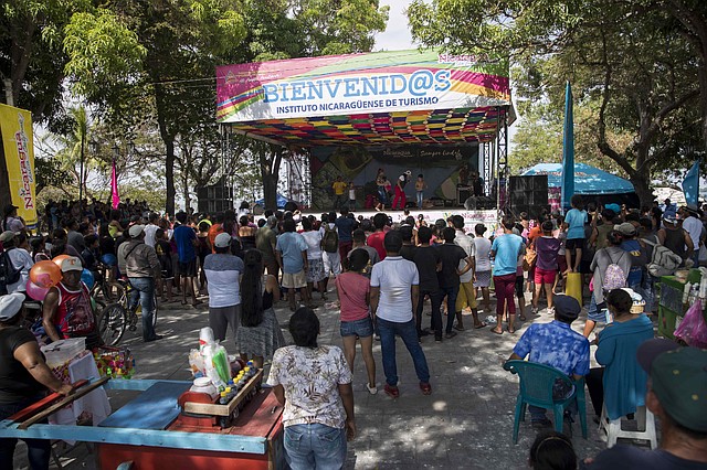 FESTEJO. Personas asistieron a la celebración convocada por el gobierno "Verano Music Fest 2020", en el centro turístico Puerto del Gran Lago, en la ciudad de Granada, NIcaragua. | Foto: Efe/Jorge Torres