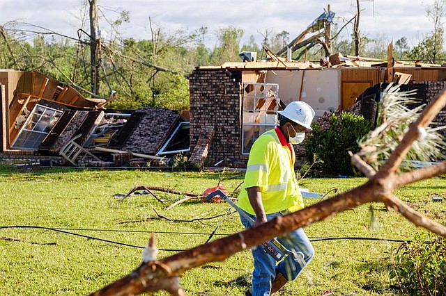 NATURALEZA. Un miembro de Mississippi Power observa los daños causados por dos poderosos tornados que arrasaron la zona anoche en Soso, Mississippi, EE.UU., 13 de abril de 2020
