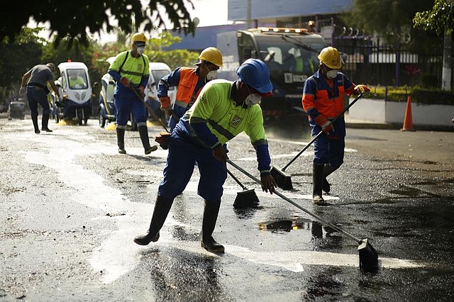 LIMPIEZA. Trabajadores de la Alcaldía de San Salvador realizan limpieza y desinfección de las principales calles con el objetivo de prevenir el contagio del coronavirus COVID-19. | Foto: Efe/Rodrigo Sura.