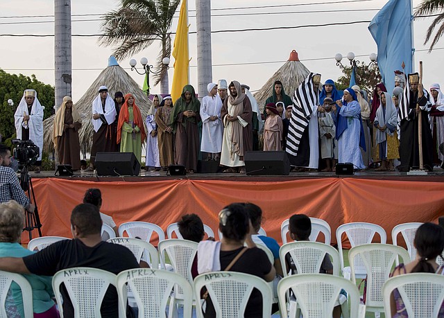 FESTEJO. Presentación de una tradicional judía, obra de teatro callejera que recrea la Pasión de Cristo, el sábado 11 de abril en el centro turístico Salvador Allende en Managua. | Foto: Efe/Jorge Torres.