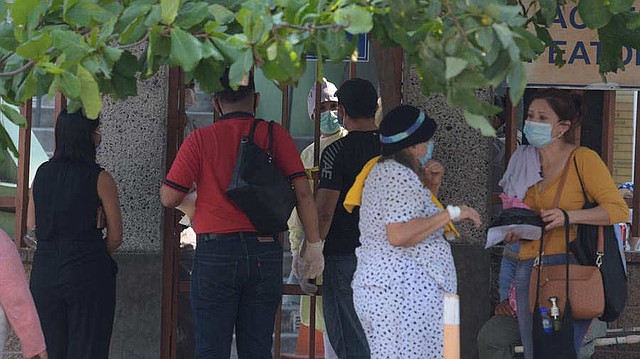 PANDEMIA. En el hospital de la Mujer (ex Maternidad), dos profesionales de salud resultaron positivos al virus. Ahí, personas que estuvieron en contacto con ellos fueron puestas en cuarentena. Foto EDH / Menly Cortez.