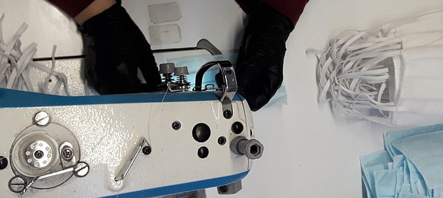 UNIÓN. Una compañía de armenia produce mascarillas para protegerse del contagio de coronavirus COVID-19