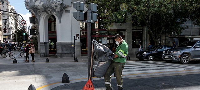 MUNDO. Un trabajador de la limpieza en las calles de Buenos Aires, Argentina, durante la pandemia del coronavirus COVID-19