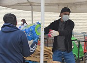 La tarde del viernes 17 abril, con el frío primaveral, las once tiendas de Megamart, una empresa de propietarios latinos localizadas en Maryland y Virginia, experimentaron una afluencia masiva. | FOTO: Tomás Guevara