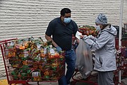 VIRGINIA. En la tienda de Megamart en Alexandría se entregaron 1,200 bolsas de alimentos. | FOTO: TOMÁS GUEVARA - ETL