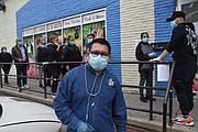 SUPERMERCADO. Nery Ayala, gerente de Megamart, Alexandría dijo que en su tienda hubo que controar que se cumpla con el distanciamiento físico en la fila. | FOTO: TOMÁS GUEVARA - ETL