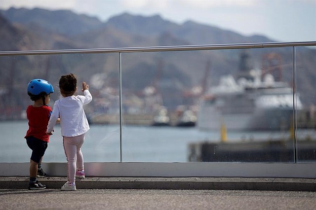 ESPAÑA. Desde este domingo, miles de niños pueden disfrutar de paseos y juegos en el exterior dentro de un radio de un kilómetro de su domicilio y acompañados por un adulto, desde las 9 de la mañana hasta las 21 horas, salvando así el confinamiento decretado por el estado de alerta por la pandemia de Covid-19