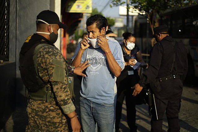 EL SALVADOR, Agentes policiales mantienen un punto de control para personas que deban desplazarse por el centro de San Salvador