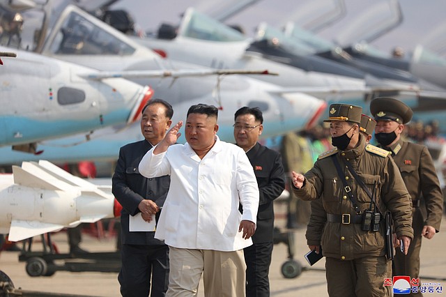 MUNDO. Una foto publicada por la Agencia de Noticias Central de Corea del Norte (KCNA) muestra al líder norcoreano Kim Jong Un inspeccionando una unidad de defensa aérea en el área occidental, Corea del Norte, el 12 de abril de 2020.