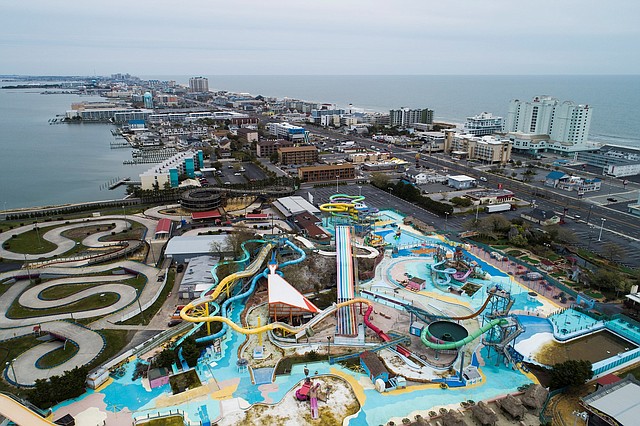 PANDEMIA. Imagen realizada con un dron que muestra el parque de atracciones Jolly Roger, cerrado debido al brote de coronavirus, en Ocean City, Maryland, el 23 de abril de 2020. | Foto: Efe.