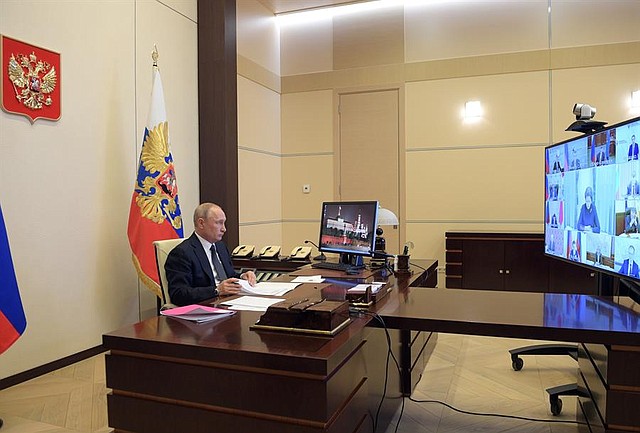 MUNDO. El presidente ruso Vladimir Putin asiste a una reunión con los gobernadores regionales sobre las medidas para frenar la propagación del coronavirus del SARS-CoV-2 que cura la enfermedad COVID-19, por videoconferencia en la residencia estatal de Novo-Ogaryovo en las afueras de Moscú, Rusia, 28 de abril de 2020