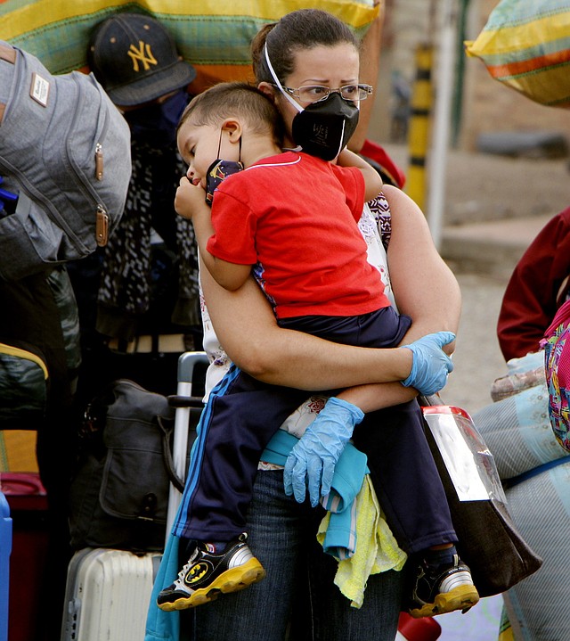 MIGRACIÓN. Ciudadanos venezolanos de regreso a su país, el jueves 30 de abril en Cúcuta, Colombia. | Foto: Efe/Alex Pérez.