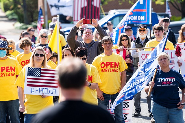 PROTESTA. Un grupo de ciudadanos exigió levantar las restricciones por el coronavirus en Frederick, Maryland, el sábado 2 de mayo. | Foto: Efe/Jim Lo Scalzo.