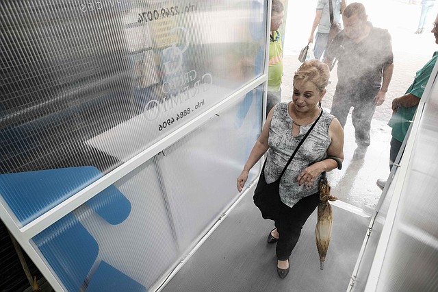 PANDEMIA. Ciudadanos ingresan el jueves 30 de abril a una cabina desinfectante, la primera que se coloca en el país costarricense para prevención contra la COVID-19, en el mercado central de San José (Costa Rica). | Foto: Efe/Jeffrey Arguedas.