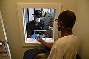 EXÁMENES. El centro Nova Salud en Seven Corners, ha adecuado una cabina para tomar muestras de sangre. FOTO: Tomás Guevara - ETL