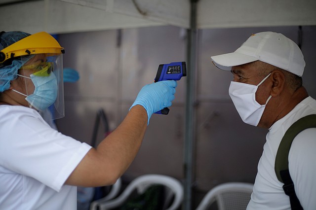 PANDEMIA. Una enfermera toma la temperatura a un hombre el jueves 30 de abril durante una jornada de prevención de COVID-19, en San Salvador. | Foto: Efe/Rodrigo Sura.