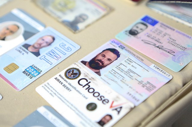 DENUNCIA. Fotografía cedida por el régimen de Maduro en la que se observan documentos de ciudadanos extranjeros incautados. | Foto: Efe.