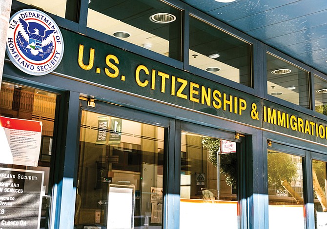 USCIS se prepara para reabrir en junio