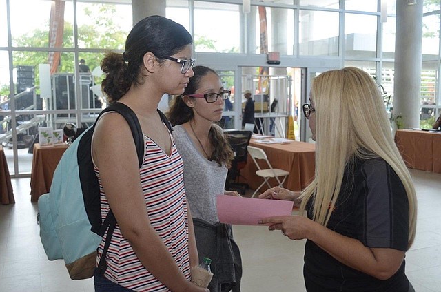 Profesionales. Esta Universidad, por ejemplo, es la que educa a profesionales que en esta pandemia están en primera fila luchando contra el coronavirus. FOTO: Cortesía Universidad Ana G. Méndez