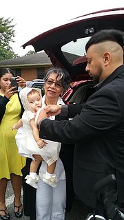 BAUTIZO. Rosa Quinteros, el día del bautizo de su nieta Eliza Mar, hace un año y medio, acompañada su hijo Carlos Augusto. | FOTO: Familia Quinteros