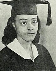 Alyce Gullattee en una foto de graduación de 1956 en la Universidad de California, en Santa Bárbara, donde completó sus estudios universitarios. Foto familiar.