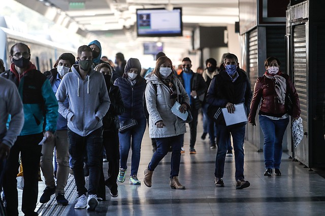 BUENOS AIRES. En Argentina, donde está en negociación la deuda externa, la pandemia ha causado estragos en la economía. Imagen de la Estación Ferroviaria de Once el 12 de mayo de 2020. | Foto: Efe/Juan Ignacio Roncoroni.