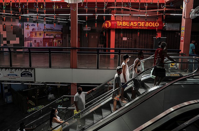 BRASIL. El gobierno de Jair Bolsonaro ha evitado un cierre de la economía como en países como Argentina o Colombia, donde aplicaron cuarentenas. Imagen del Mercadao de Madureira en Río de Janeiro, el 12 de mayo. | Foto: Efe/Antonio Lacerda.