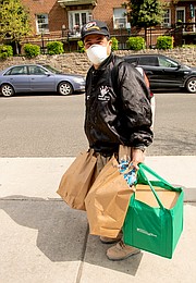 Beneficiario. Un padre de familia beneficiario de la ayuda de este naciente grupo de voluntarios de Washington DC. FOTO: Cortesía Francis on the Hill