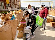 Familias. Los alimentos donados por varios distribuidores son entregados a las familias más pobres, identificadas por Oficina de Asuntos Latinos de la Alcaldía. | FOTO: Cortesía Francis on the Hill