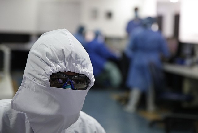 PROTECCIÓN. En los centros médicos el uso de mascarillas y protectores faciales es clave para prevenir los contagios de COVID-19.| Efe/Ernesto Guzmán Jr.