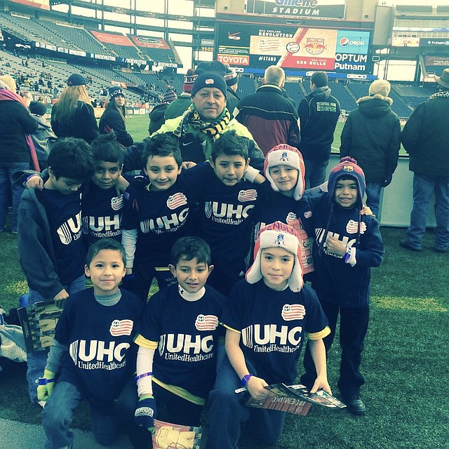 DEPORTE. Niños de Chelsea Youth Soccer y su entrenador, Orminsun Medina.