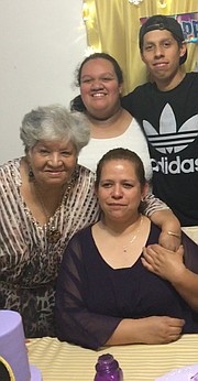 FAMILIA. Alma Choto y sus hijos se recuperaron del COVID-19. Su madre, María Julia Guzmán, de 83 años, murió. FOTO: CORT. FAMILIA