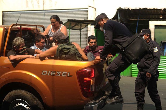 ARRESTOS. Un grupo de personas fue retenida en el centro de San Salvador, cerca del parque Libertad. Foto EDH/ René Quintanilla.