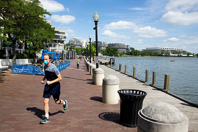 ENTRENAMIENTO. Un corredor usa una mascarilla mientras trota en el paseo de Georgetown, en Washington DC, el 26 de mayo de 2020. | Foto: Efe/Michael Reynolds.