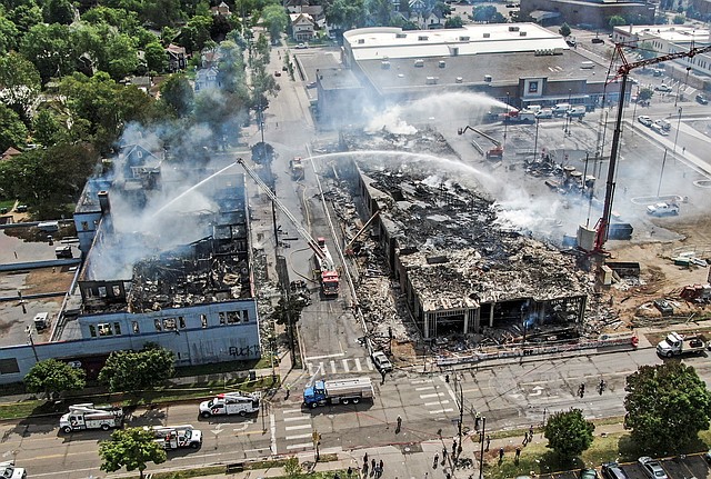 PROTESTAS. Una foto aérea muestra a los bomberos luchando contra incendios provocados cerca de una estación de la policía de Minneapolis, durante un tercer día de protestas por la muerte de George Floyd. | Foto: Efe/Tannen Maury.
