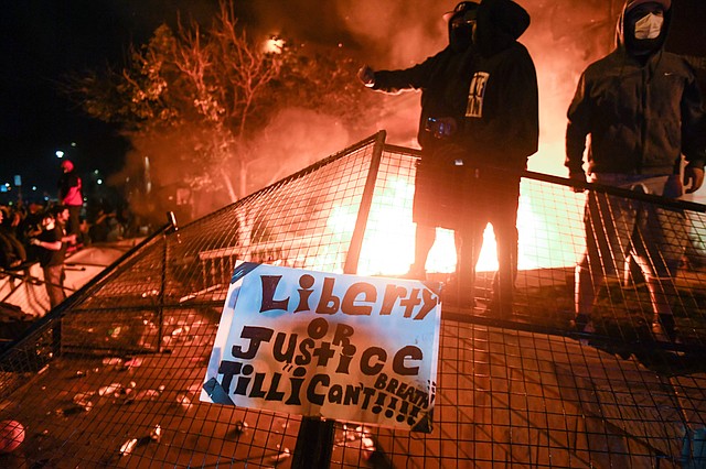 PROTESTAS. Miles de personas participaron el jueves en la tercera noche consecutiva de manifestaciones en Mineápolis por la muerte de George Floyd. Foto: Efe/Craig Lassig.