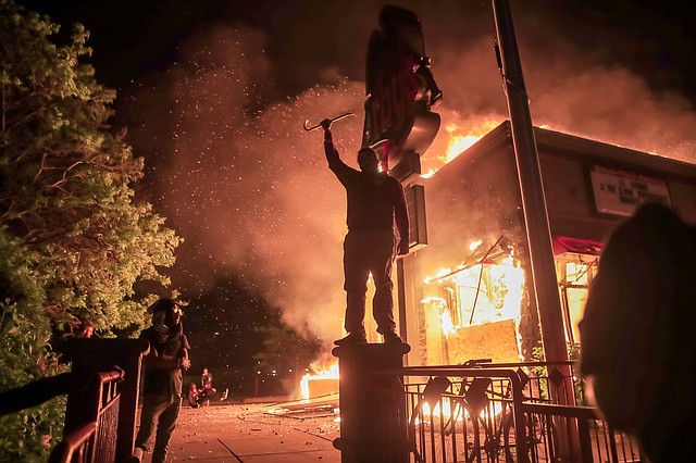 INCENDIO. Los manifestantes quemaron múltiples negocios, entre ellos el restaurante de comida rápida de Arby. | Foto: Efe/Tannen Maury.