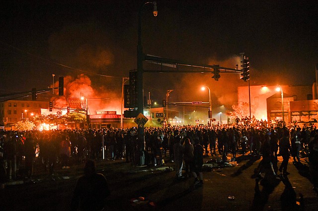 DESCONTENTO. Los manifestantes dejaron destrozos en la ciudad por los saqueos e incendios que iniciaron. | Foto: Efe/Craig Lassig.