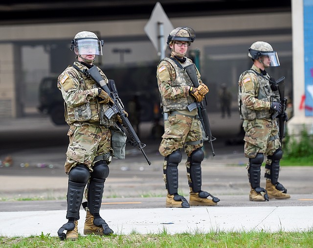 SEGURIDAD. La Guardia Nacional de Minnesota se desplegó en el área de las protestas y saqueos. | Foto: Efe/Craig Lassig.
