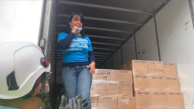 Gladys Vega, directora ejecutiva de La Colaborativa de Chelsea, visiblemente emocionada al recibir una donación de comida de la Iglesia de Jesucristo de los Santos de los Últimos Días.