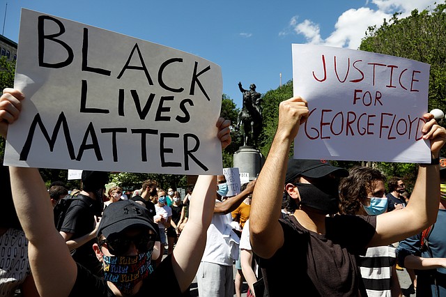 PROTESTA. Las personas protestaron en Minnesota, este sábado 30 de mayo, en el quinto día consecutivo de manifestaciones por la muerte de George Floyd. | Foto: Efe/JASON SZENES.