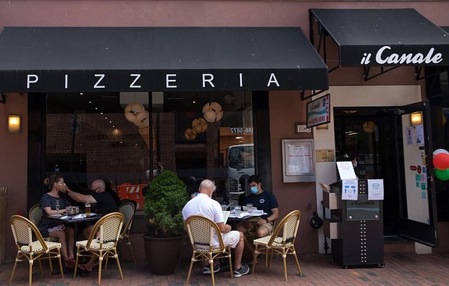 REAPERTURA. El restaurante Il Canale, en Georgetown, dio la bienvenida a los comensales al aire libre este sábado, con la mayoría de los asientos ocupados. | (Evelyn Hockstein / Para The Washington Post).