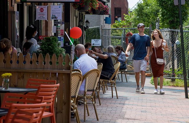 LOCALES. Los restaurantes de DC reabrieron para la cena al aire libre este fin de semana. | (Evelyn Hockstein/The Washington Post).