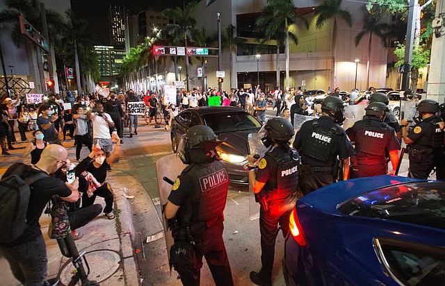 SEGURIDAD. Los agentes de policía vigilaron las protestas en el centro de Miami, Florida, el 30 de mayo de 2020. | Foto: Efe/Cristobal Herrera.