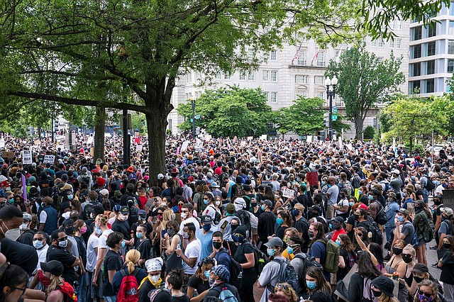 CONCENTRACIÓN. Cientos de manifestantes se reunieron frente a la Casa Blanca en protesta por la muerte de George Floyd, este domingo 31 de mayo de 2020. | Foto: Efe/Jim Lo Scalzo.