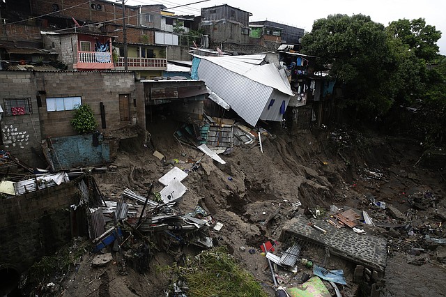 DESASTRE. Vista este domingo de los daños causados por la tormenta tropical Amanda, en San Salvador. | Foto: Efe/Rodrigo Sura.