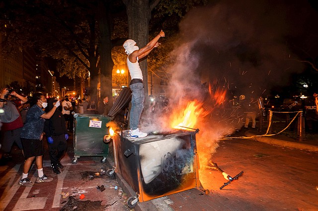 DISTURBIOS. En la contención de las protestas actuó el Servicio Secreto, la Policía de DC y la Policía de Parques. | Foto: Efe/Jim Lo Scalzo.